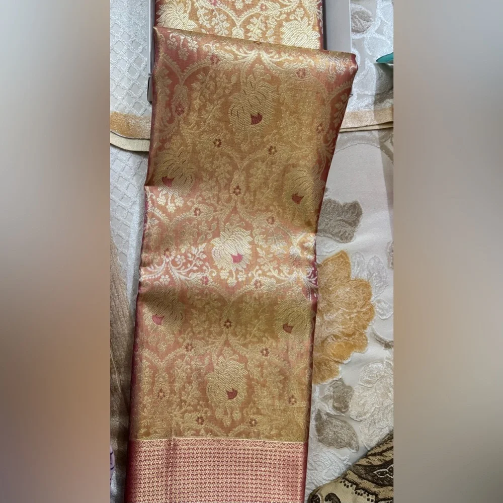 Stunning Pink/Peach and Gold Handwoven Kanjeevaram Silk and Pure Zari Saree - Picture 5 of 16